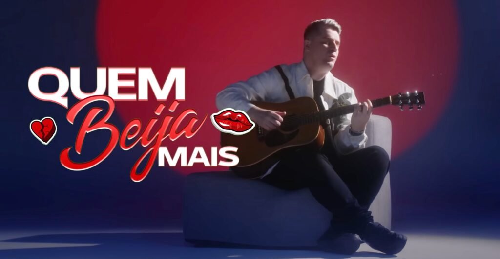 Imagem do projeto Quem Beija Mais, com Gabriel Valim tocando violão sob iluminação vermelha e azul.